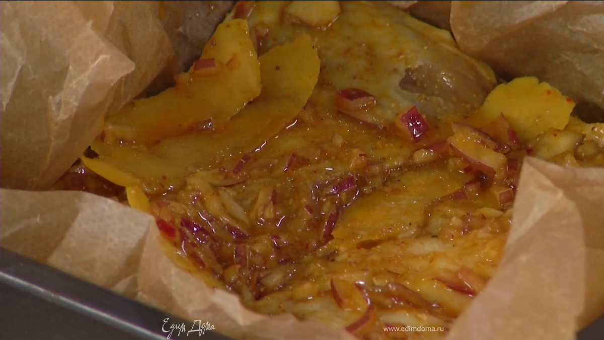 Небольшую форму выстелить бумагой для выпечки, так чтобы края слегка свешивались, выложить ребрышки с маринадом, прикрыть краями бумаги и запекать в разогретой духовке 15 минут, затем приоткрыть бумагу, перевернуть ребрышки и запекать до готовности.