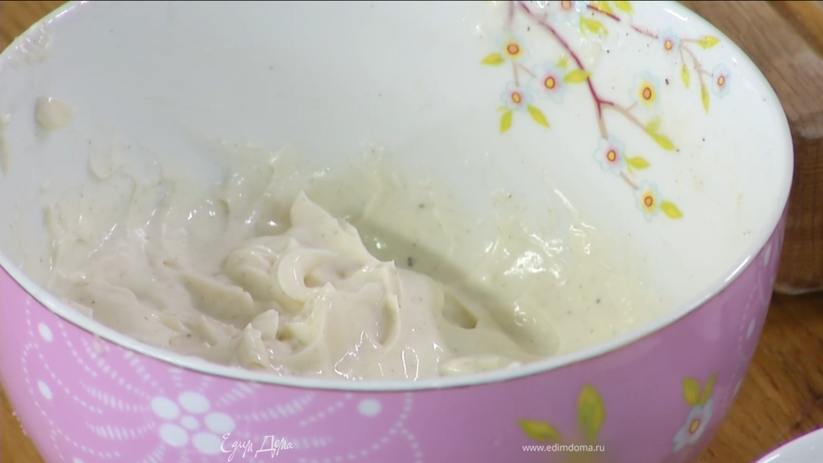 Приготовить начинку: сливочный сыр выложить в пиалу, всыпать 1 ст. ложку сахара, 1/2 ст. ложки ванильного сахара, влить 2 ст. ложки лимонного сока и перемешать все венчиком.