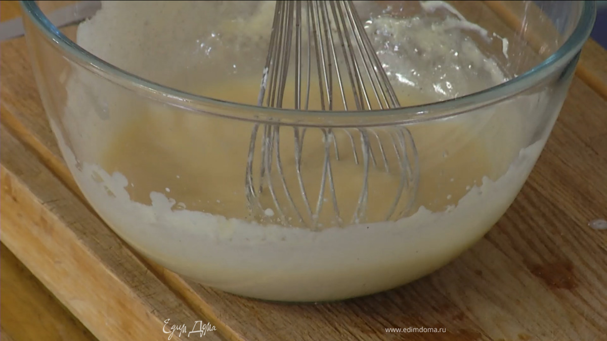 Приготовить тесто: яйца разбить в миску, добавить йогурт, цедру лимона, весь оставшийся сахар, влить 100 мл лимонного сока, растительное масло и перемешать.