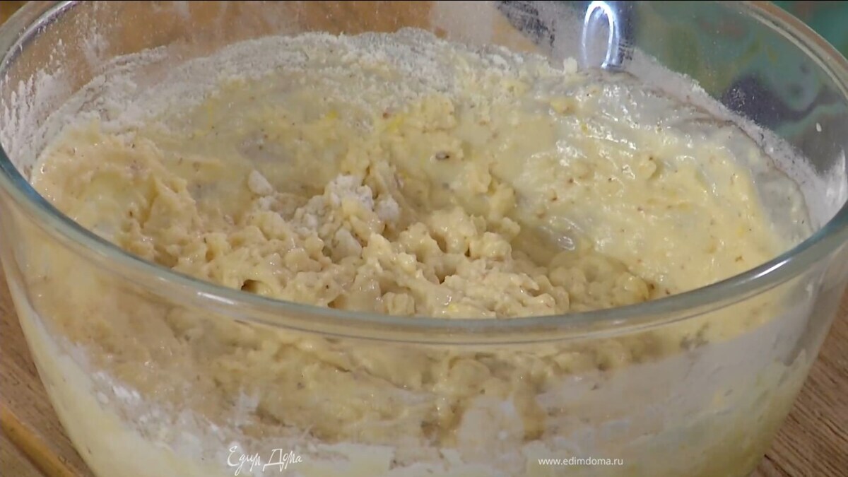 Соединить 200 г муки с миндалем, разрыхлителем и солью, всыпать в яично-йогуртовую массу и вымешать.