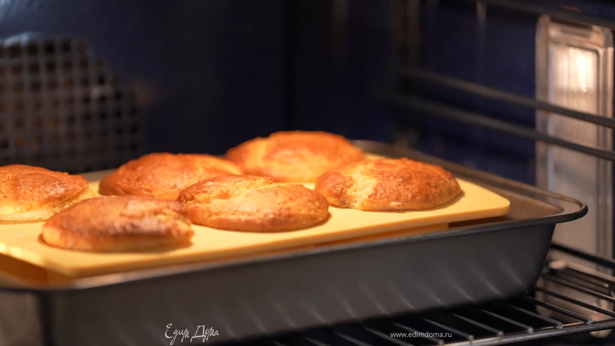 Выпекать маффины в разогретой духовке 35–40 минут.