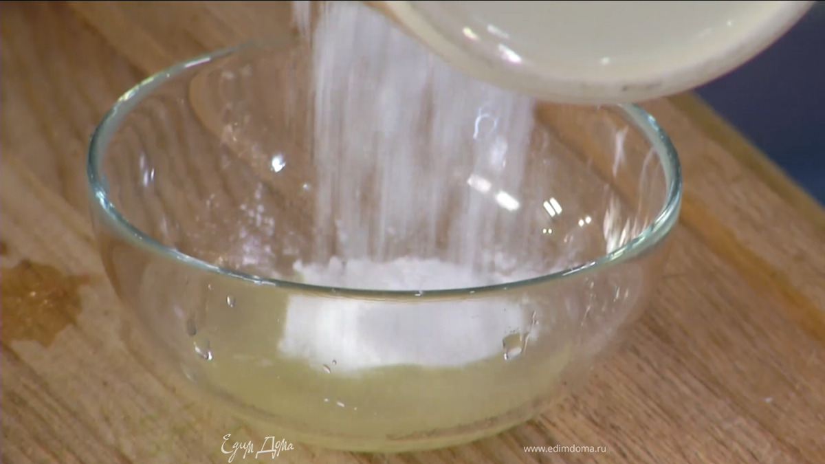 Приготовить глазурь: из оставшегося лимона выжать сок, всыпать сахарную пудру и перемешать.