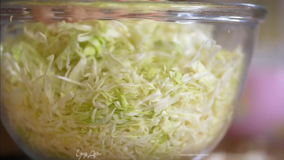 Капусту тонко нашинковать, слегка посолить и помять руками, затем дать немного постоять.