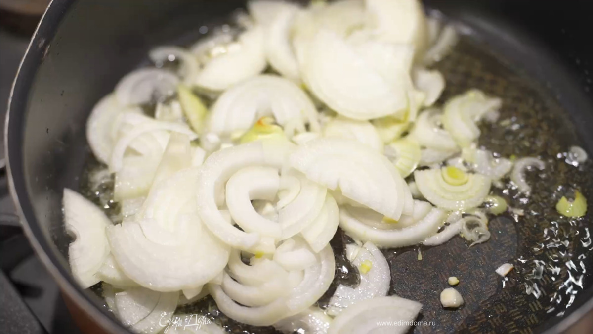 Репчатый лук почистить, нарезать полукольцами и выложить в большой глубокий сотейник с разогретым оливковым маслом.