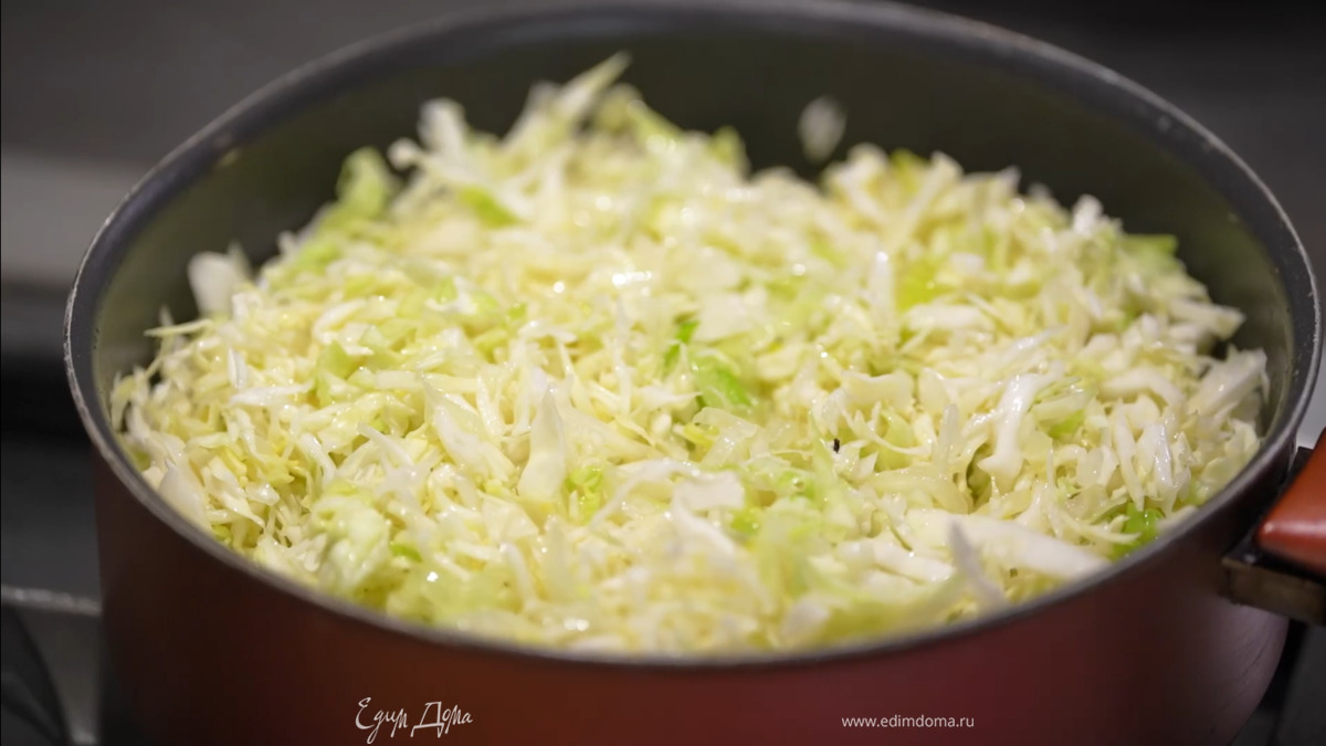 Капусту добавить в сотейник с луком и обжаривать до готовности.