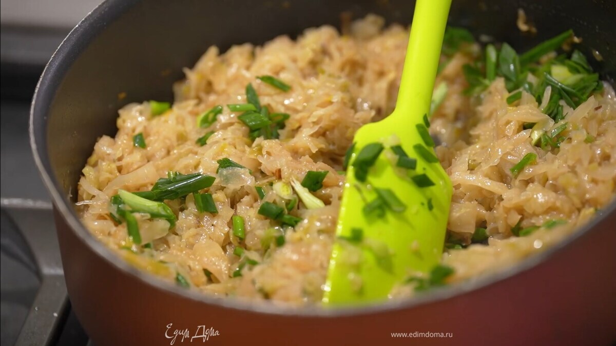 Зеленый лук тонко порезать наискосок, добавить в сотейник к капусте, перемешать, прогреть совсем немного и снять с огня.