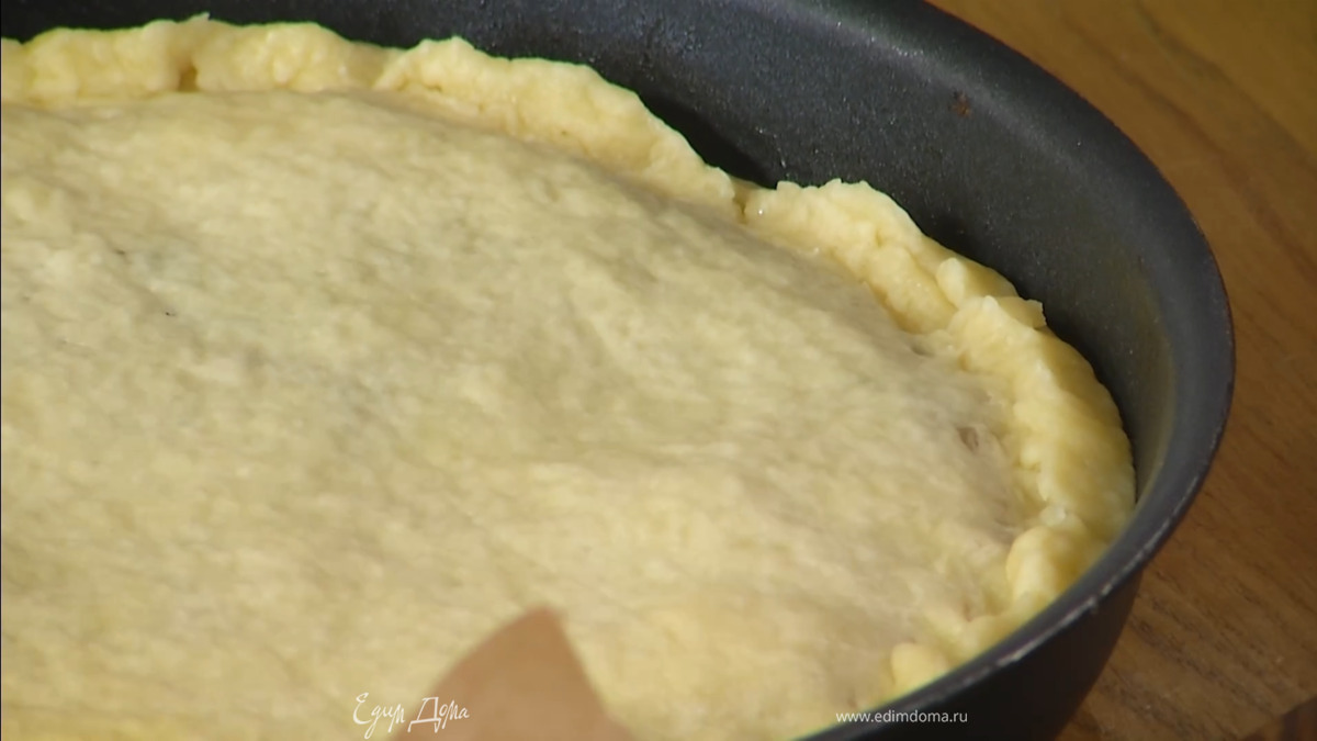 Раскатать из теста два пласта, один выложить в форму для выпечки, сформировав бортики, выложить капустную начинку, накрыть вторым пластом, защипать края, сделать острым ножом надрез в центре.