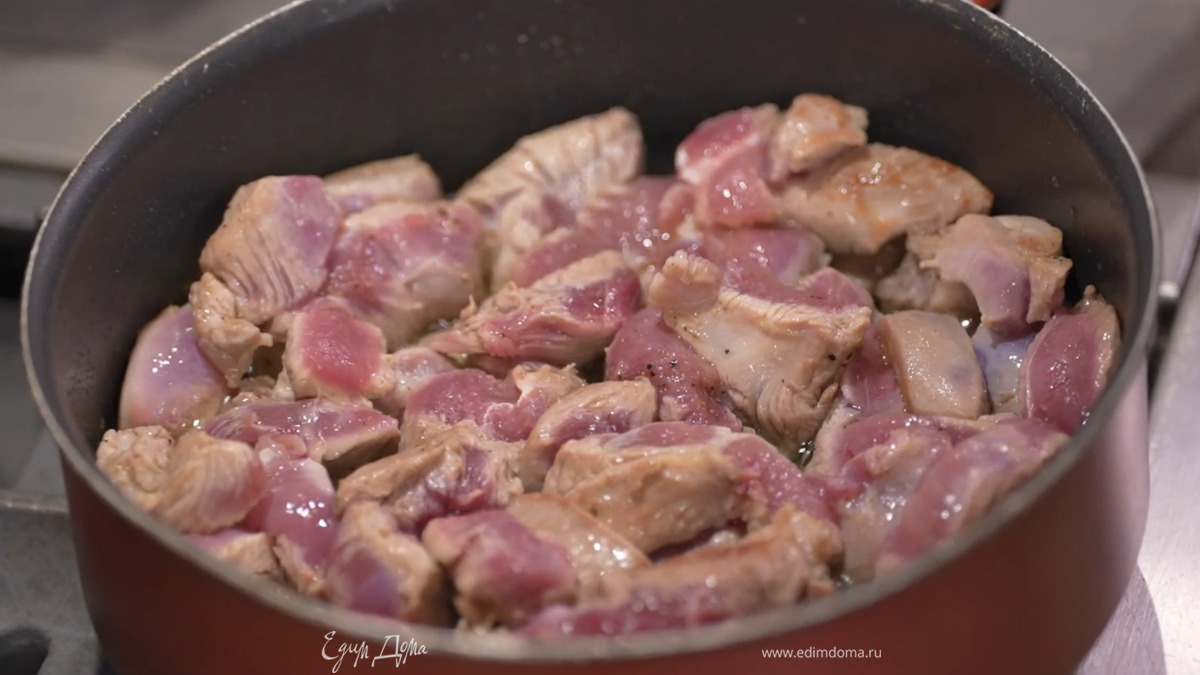 Разогреть в сотейнике растительное и сливочное масло и обжарить мясо.