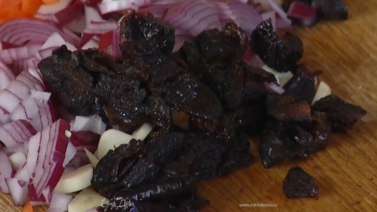 Чернослив нарезать кусочками.