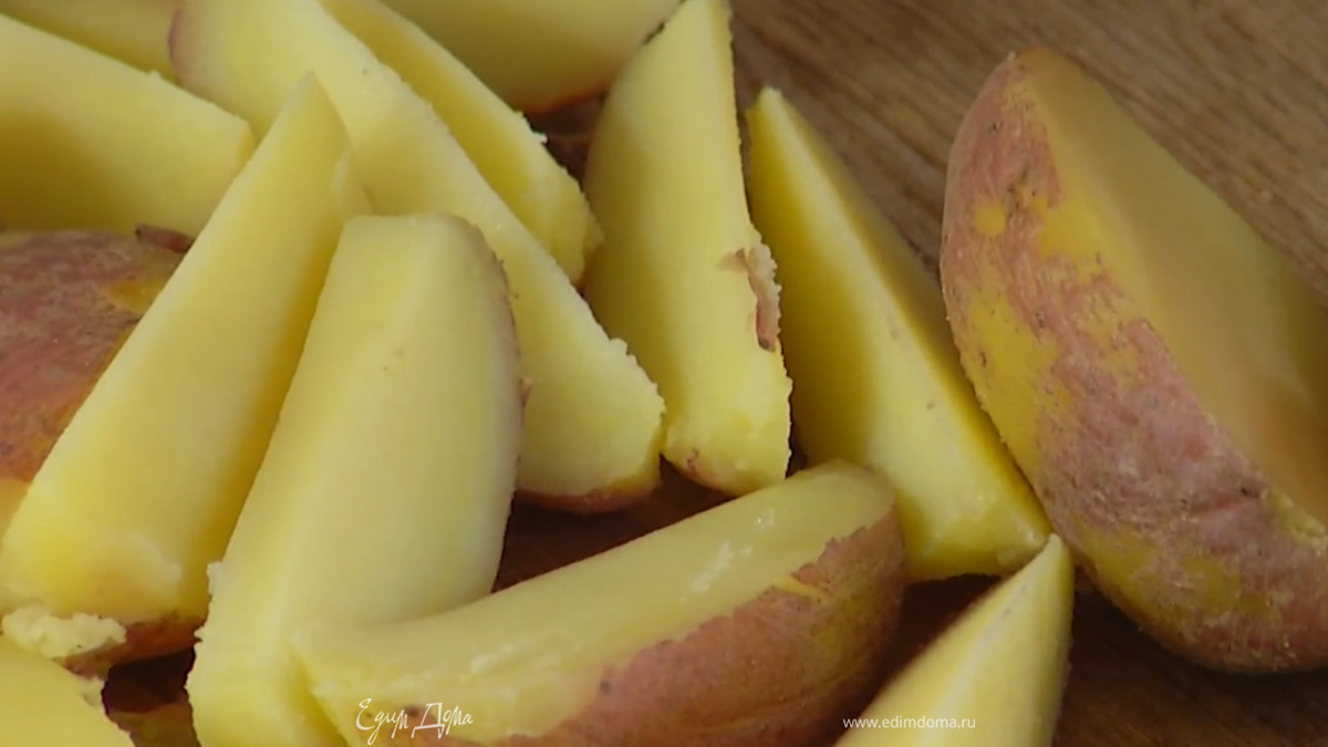 Картофель отварить в мундире, затем, не очищая, нарезать дольками.