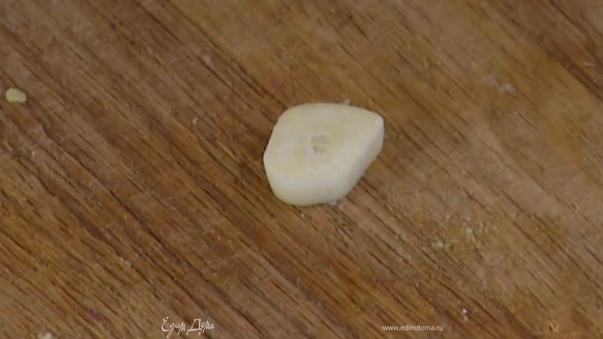 Чеснок почистить и нарезать пластинками.