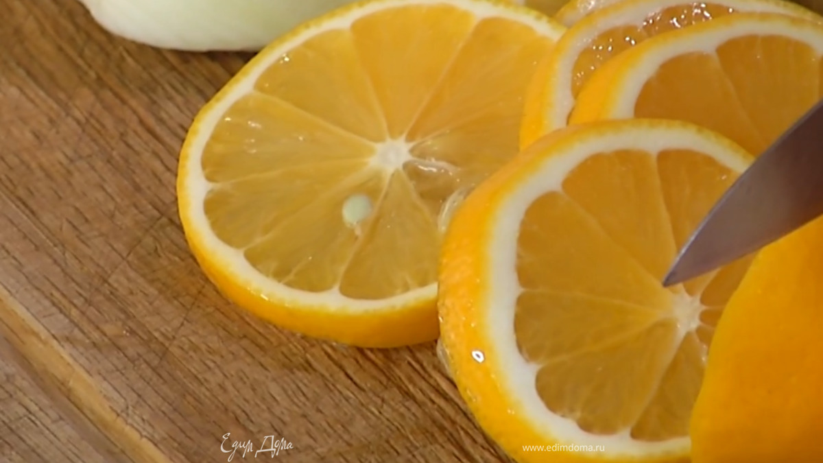 Один лимон нарезать кружками.