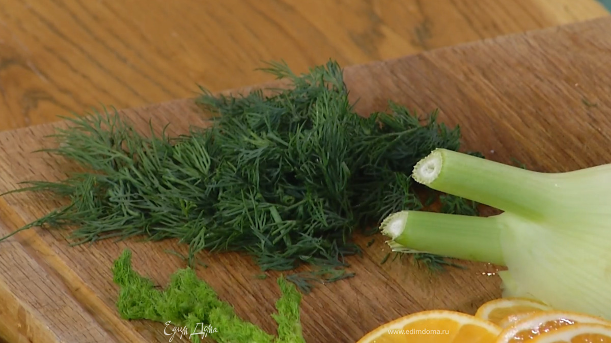 Укроп и зелень фенхеля мелко порубить.