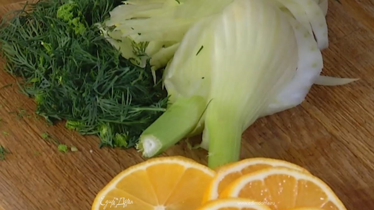 Фенхель нарезать тонкими дольками.
