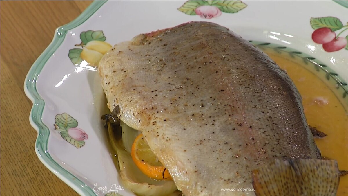 Запекать форель в разогретой духовке 45–50 минут.