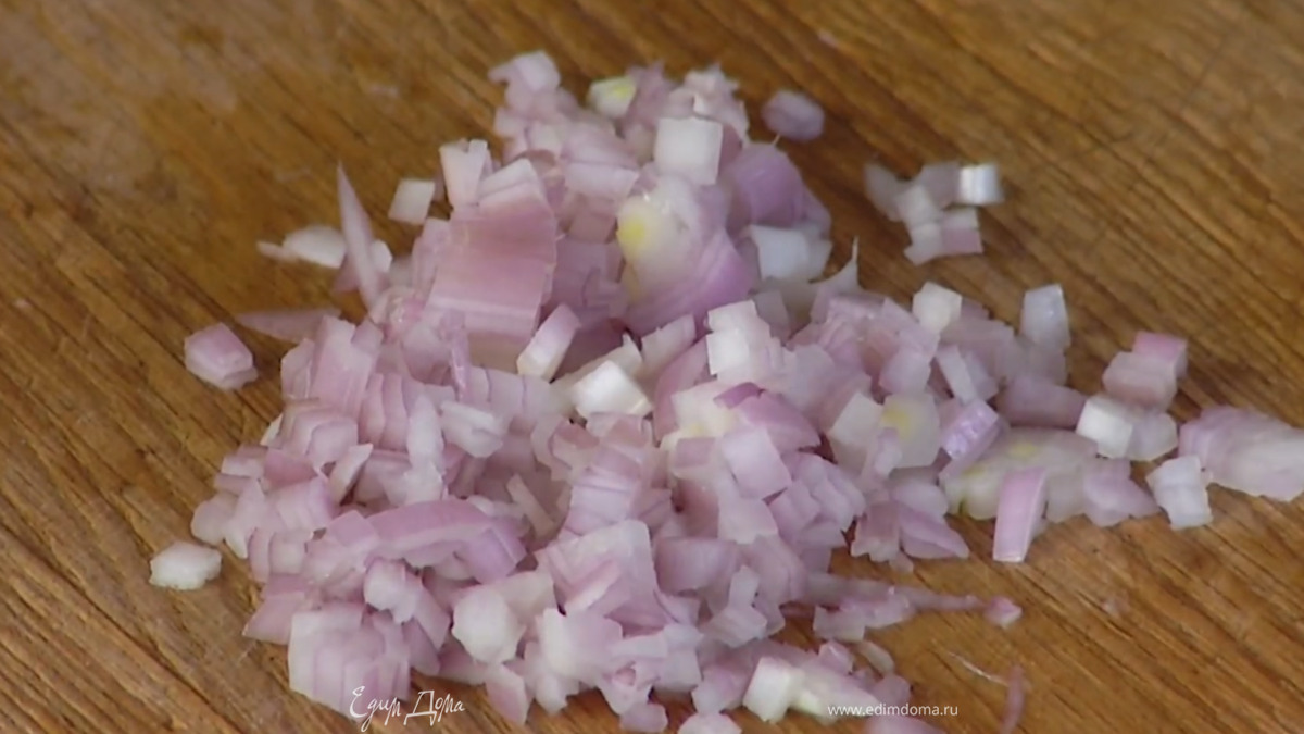 Шалот почистить, мелко порубить, залить уксусом и дать постоять.