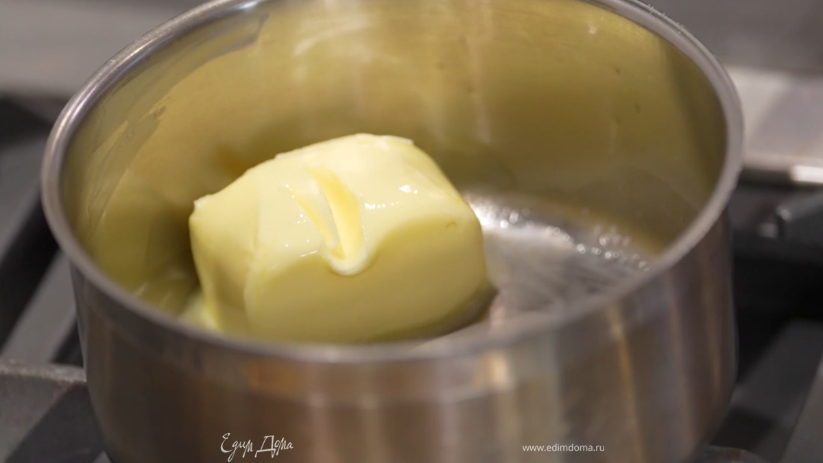 Сливочное масло растопить на медленном огне.