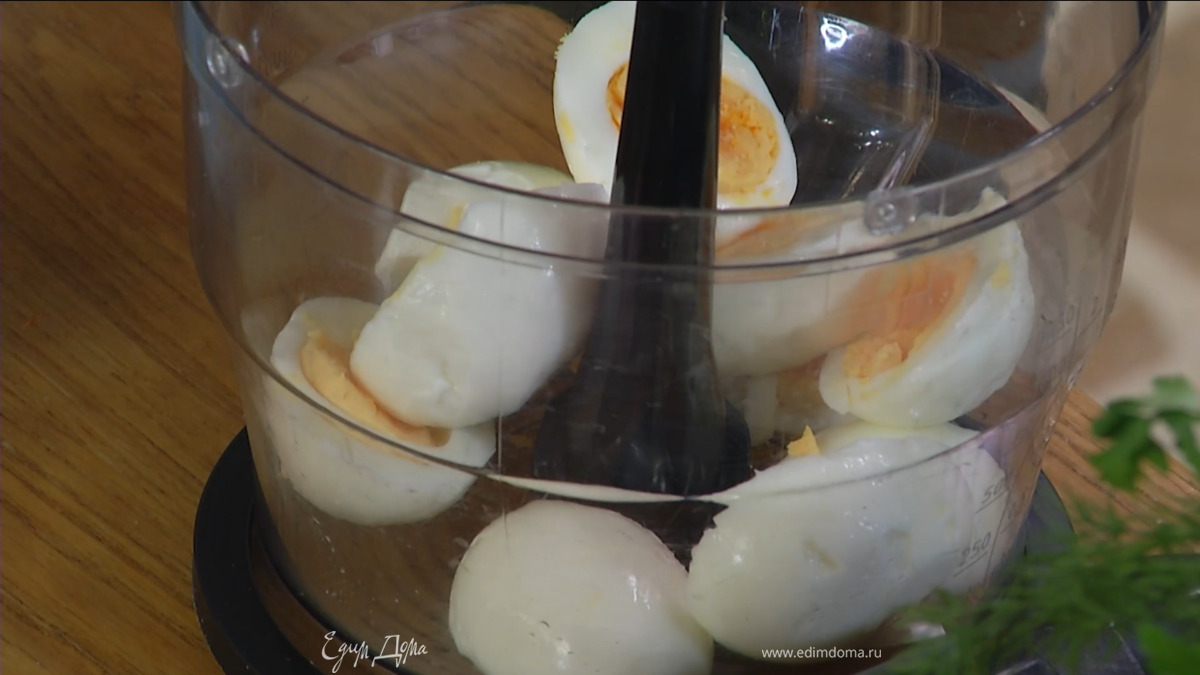 Яйца отварить вкрутую, затем почистить и разрезать пополам.