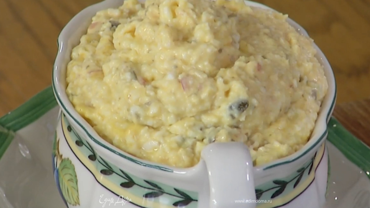 Приготовить соус: в чашу блендера выложить яйца, каперсы, горчицу, влить 1 ст. ложку выжатого из половинки лимона сока, растопленное сливочное масло, посолить и взбить, затем добавить шалот и немного уксуса, взбить все еще немного.