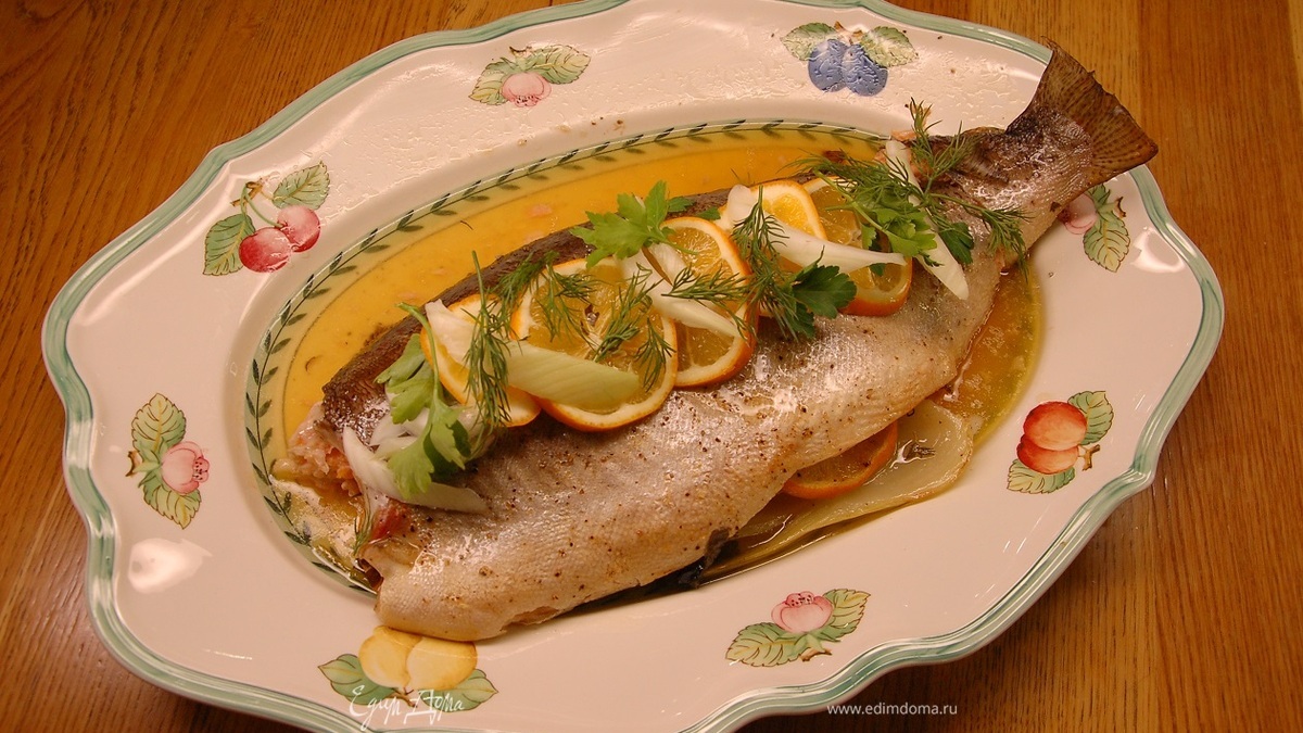 Оставшийся лимон нарезать кружками и украсить готовую рыбу.<br />
Подавать с польским соусом.