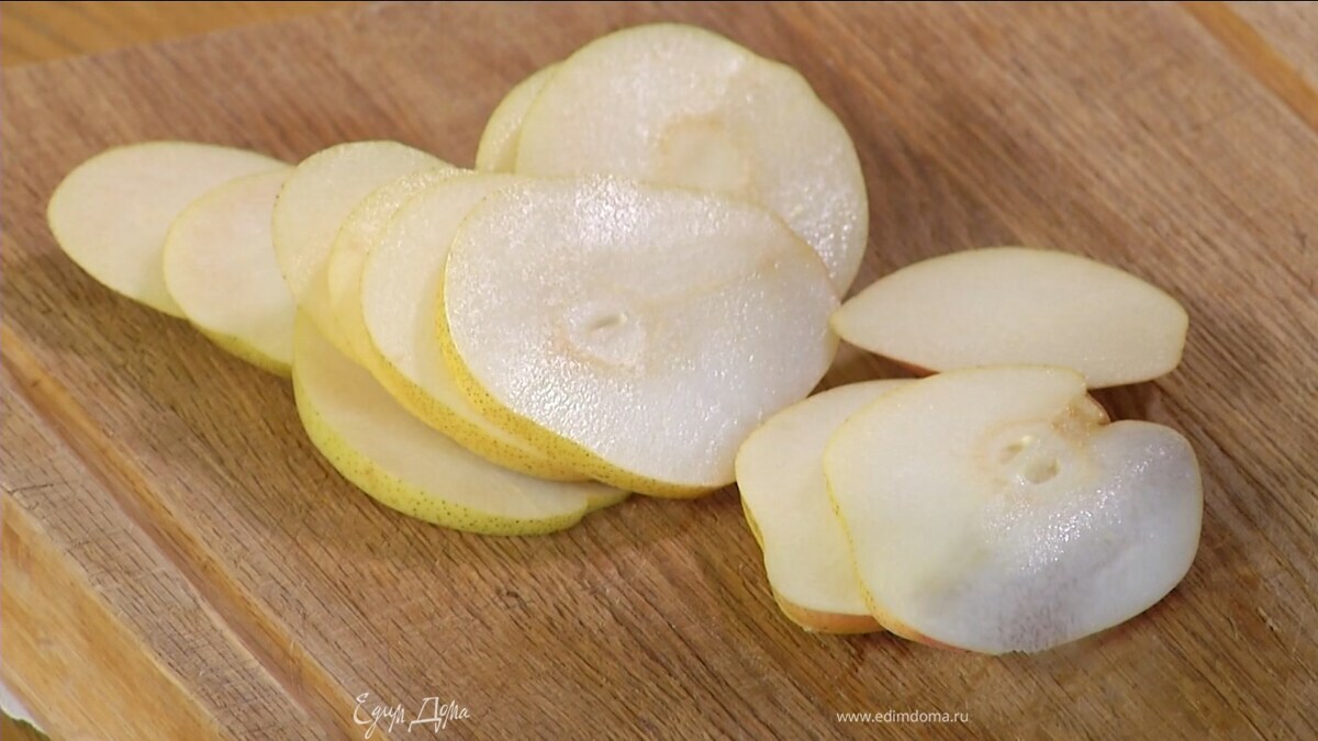 Груши, вырезав сердцевину, нарезать вдоль тонкими ломтиками.