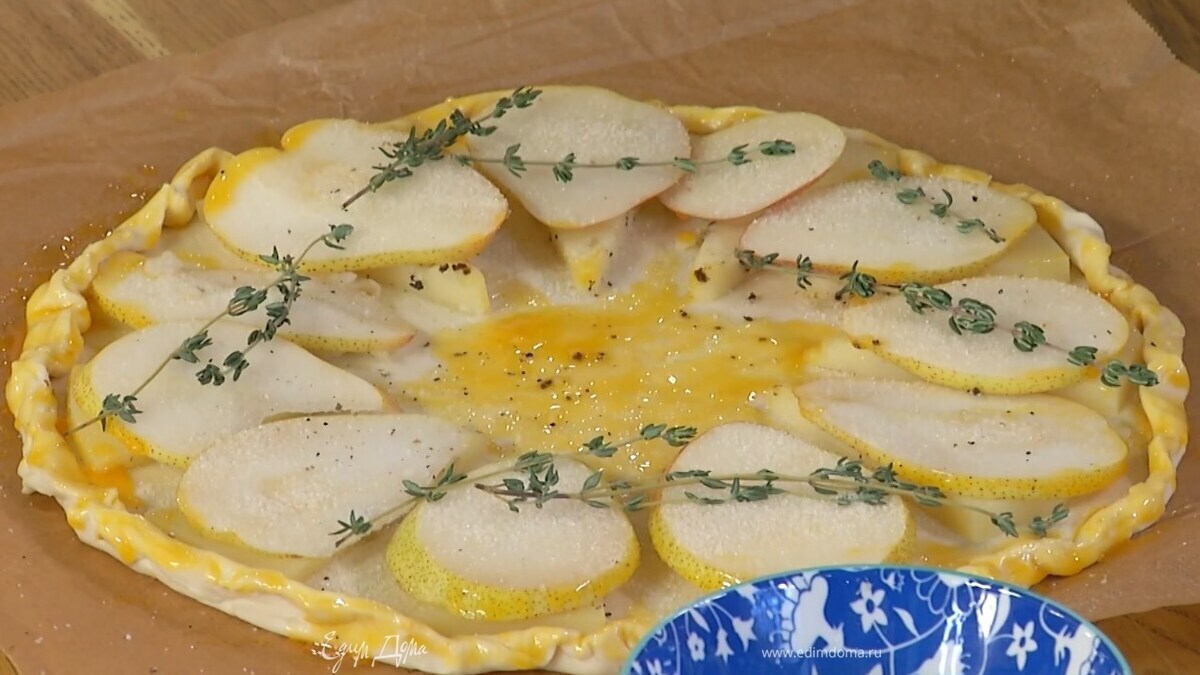 Тарт сверху слегка посолить, поперчить, разложить веточки тимьяна (пару веточек оставить), груши посыпать сахаром.