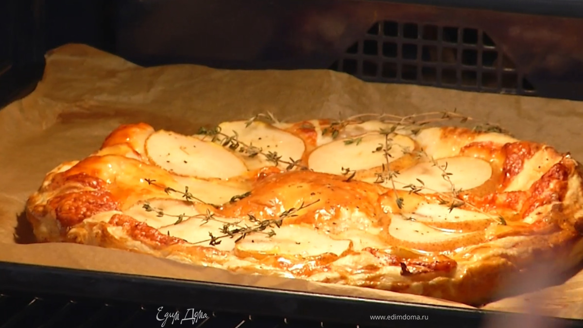 Переложить тарт на противень и выпекать в разогретой духовке 20–25 минут.