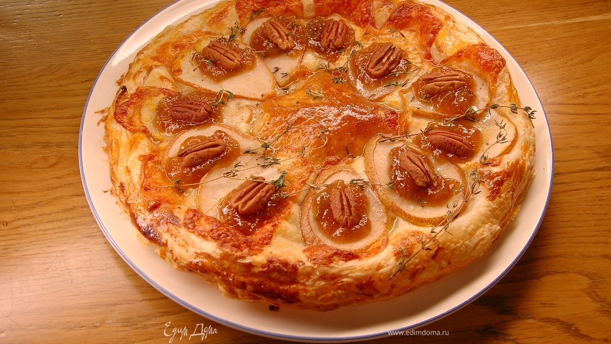 На запеченные груши выложить по чайной ложке инжирного варенья и по половинке пекана, посыпать все листьями оставшегося тимьяна.