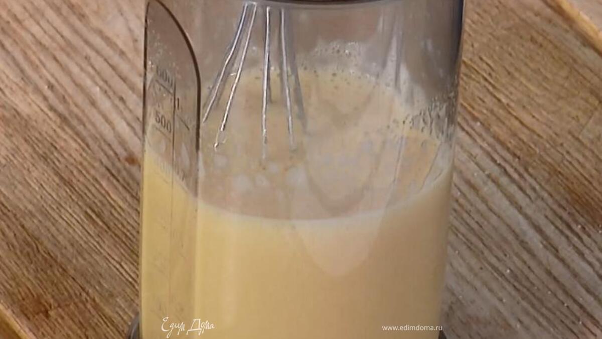 Яйца с сахаром взбить блендером с насадкой-венчиком в светлую, пышную массу, затем, продолжая взбивать, влить оливковое масло и ванильный экстракт.