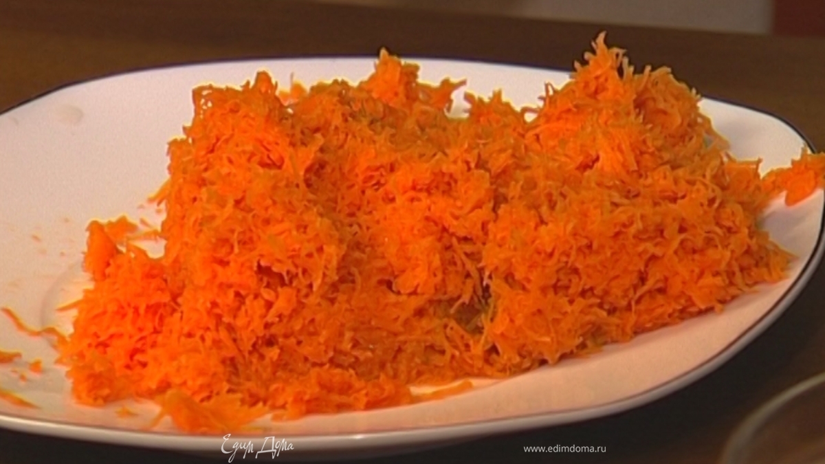 Морковь почистить и натереть на средней терке.
