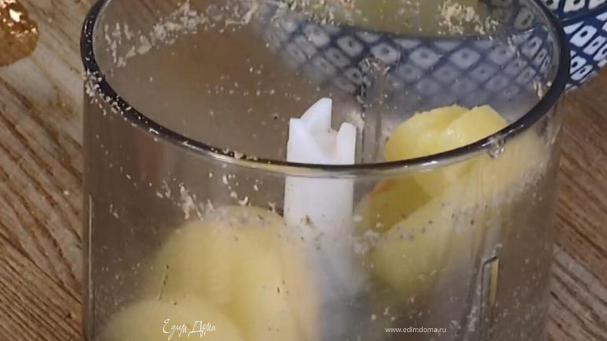 Кольца ананаса измельчить в блендере, так чтобы получились маленькие кусочки.