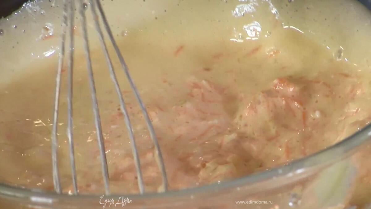 Муку просеять в миску, добавить измельченные орехи, морковь, ананасы, кокосовую стружку и все перемешать, затем влить яичную массу и вымешать тесто лопаткой.