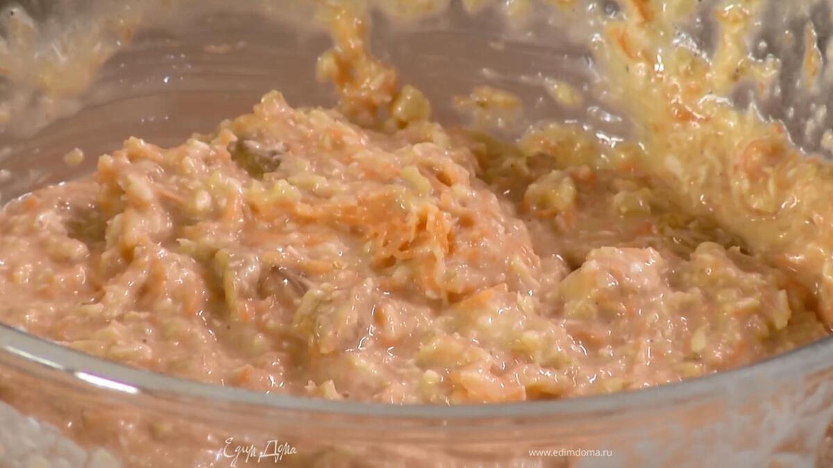 Изюм отжать от рома, добавить в тесто и перемешать.