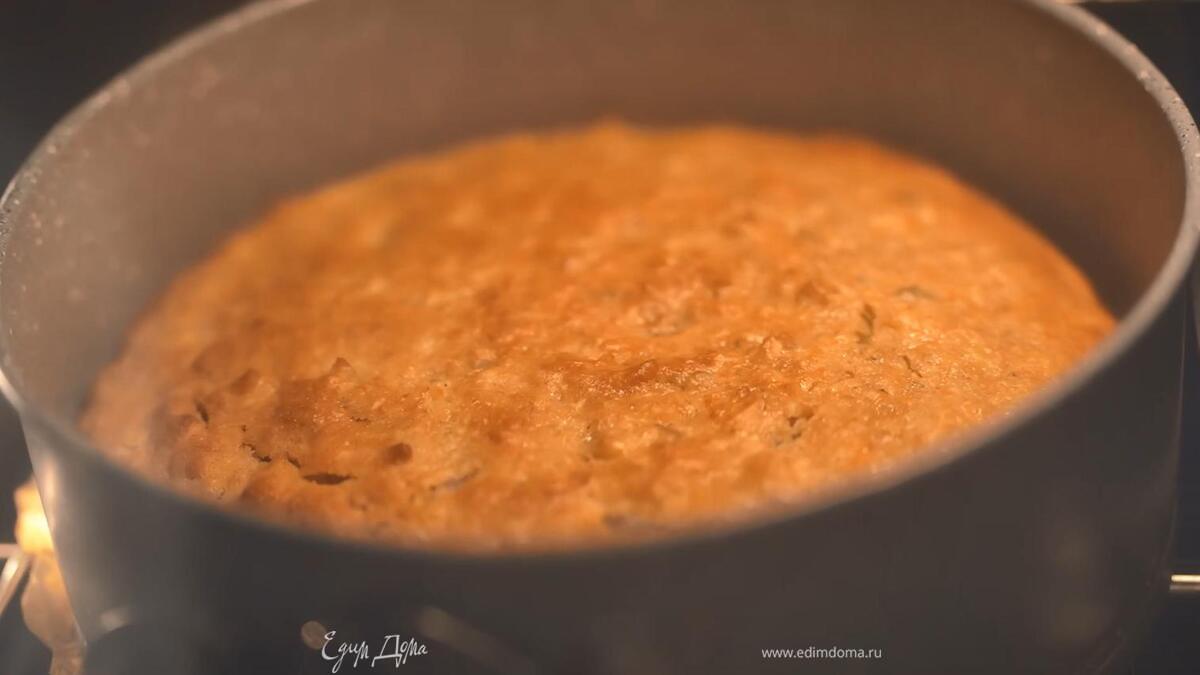 Дно двух разъемных форм выстелить бумагой для выпечки, смазать внутри растительным маслом, разложить тесто и выпекать в разогретой духовке 20 минут.