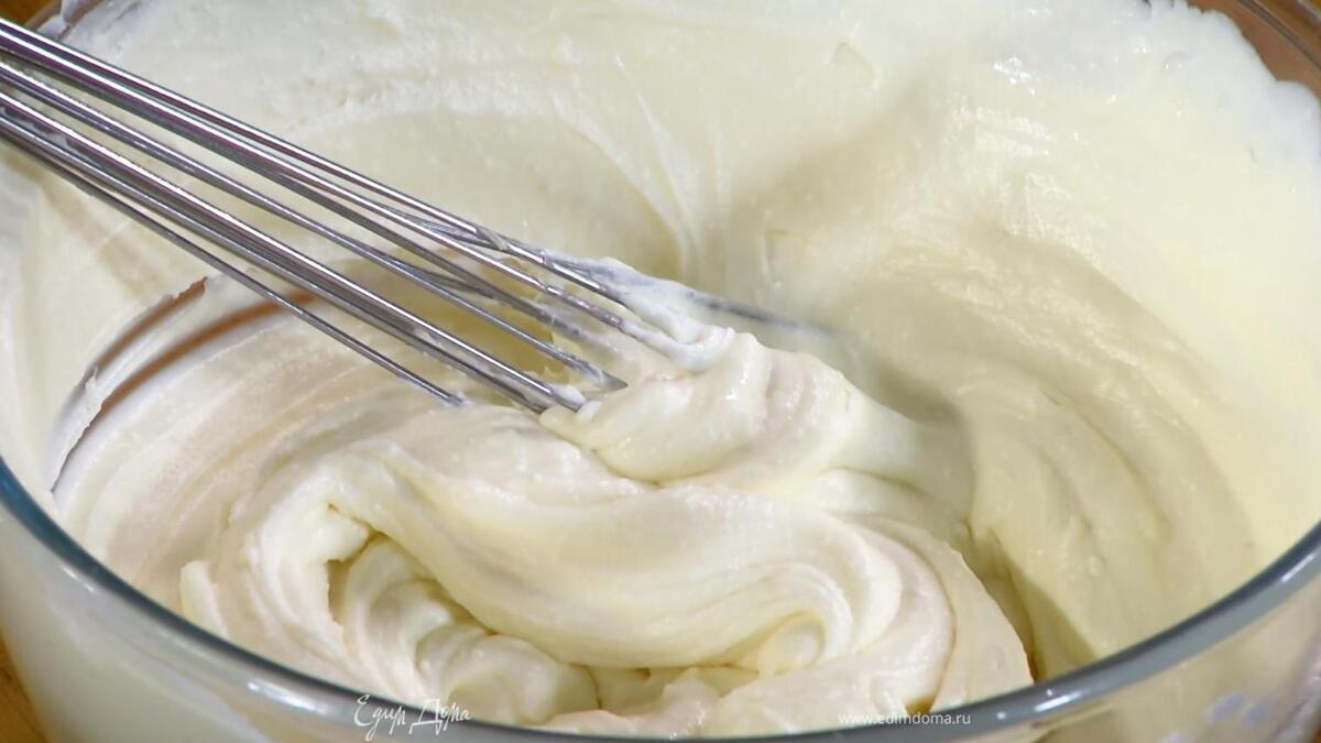Приготовить крем: сливочный сыр перемешать с сахарной пудрой, добавить сметану и перемешать венчиком, затем добавить предварительно размягченное сливочное масло и все вымешать.