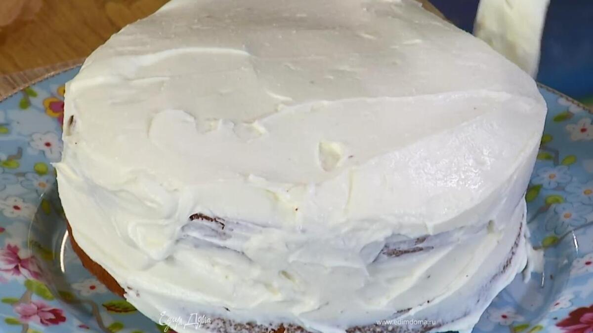 На остывший корж выложить половину крема и разровнять, накрыть вторым коржом, сверху смазать оставшимся кремом и декорировать кекс пасхальными украшениями.