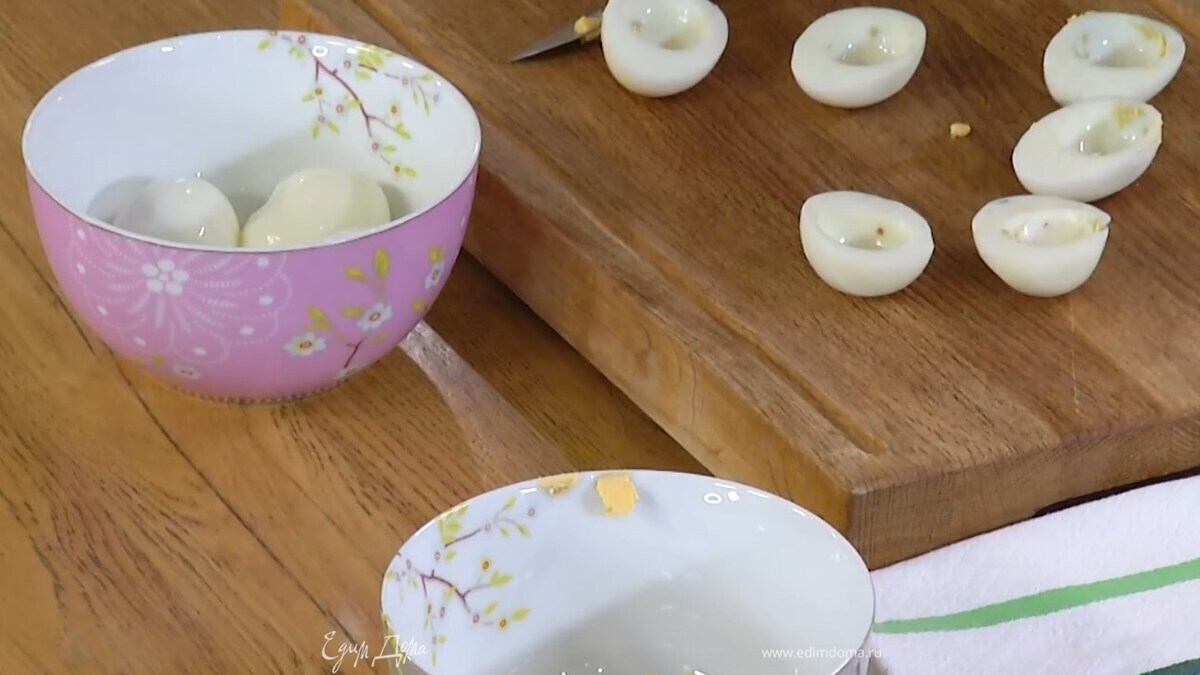 Яйца отварить вкрутую, почистить, разрезать пополам и вынуть желтки.