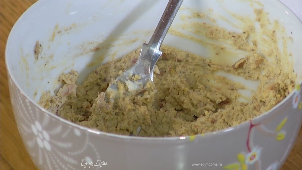 Один желток отложить, остальные выложить в пиалу, добавить сардины, предварительно размягченное сливочное масло и размять все вилкой.