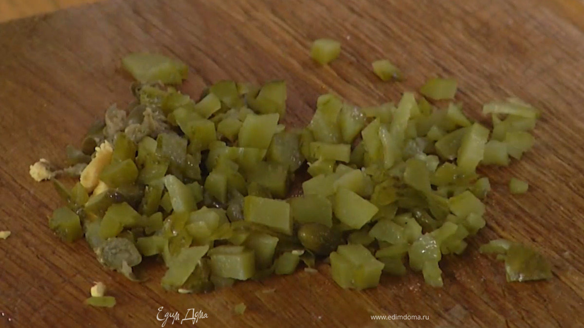 Каперсы и корнишоны мелко порубить ножом.