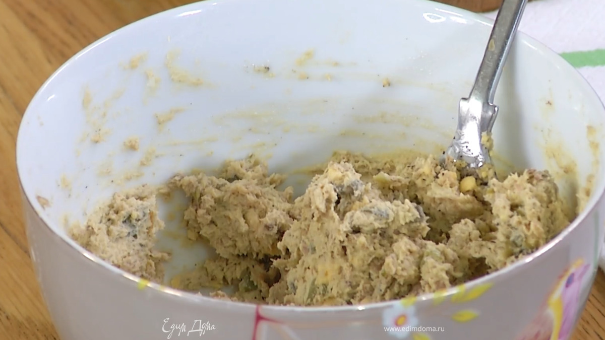 В желтковую массу добавить каперсы с корнишонами, все посолить, поперчить и перемешать.