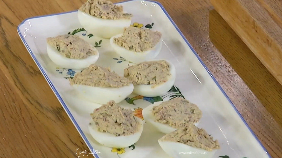 Яичные белки наполнить начинкой.