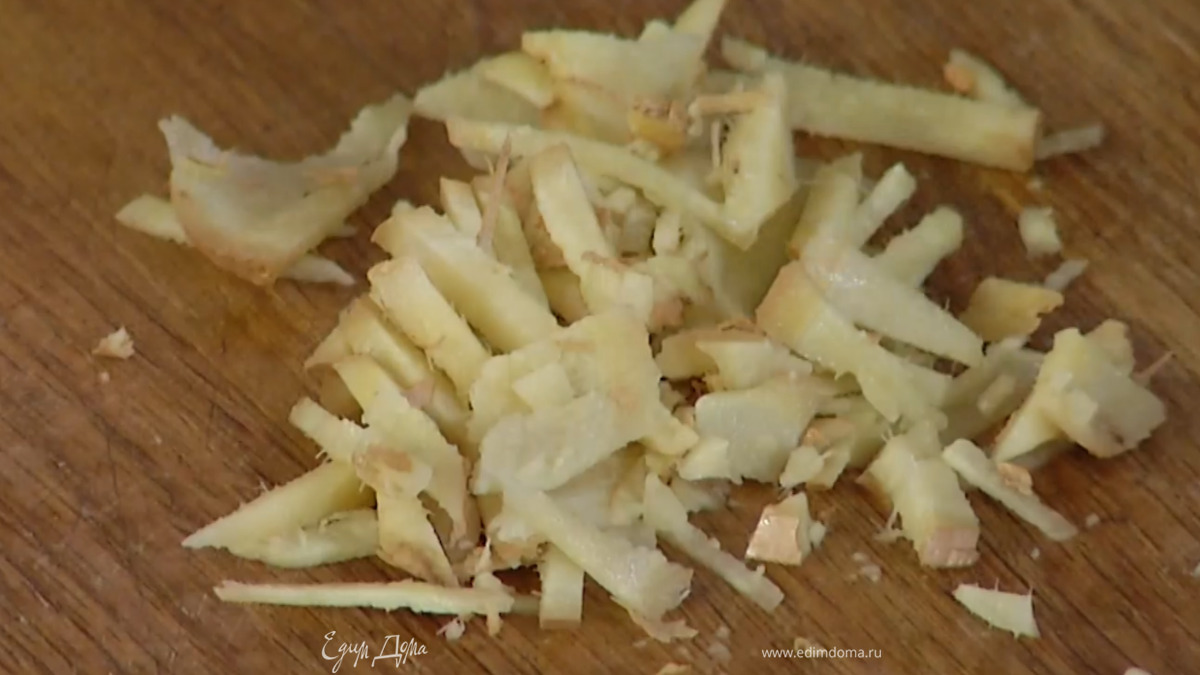 Имбирь, не очищая, нарезать тонкими полосками.