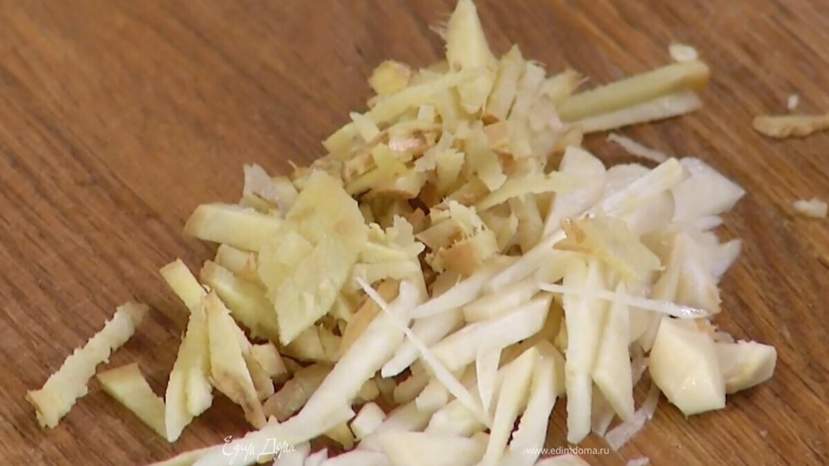 Чеснок почистить и нарезать тонкими полосками.