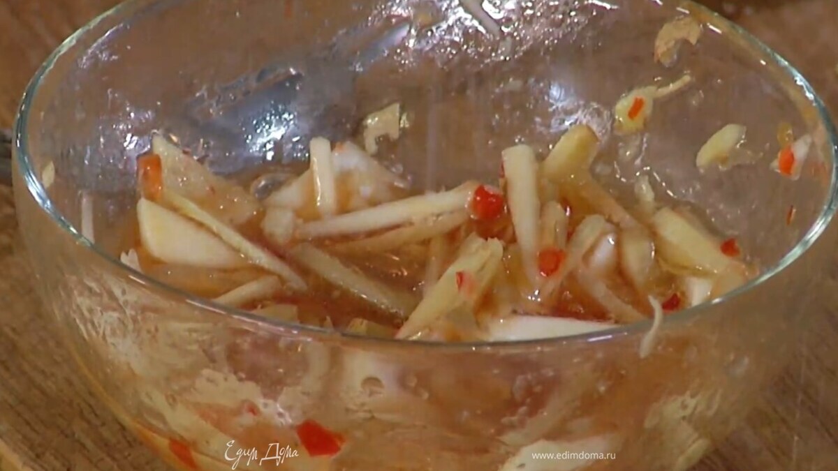 Имбирь и чеснок выложить в пиалу, влить выжатый из лайма сок, кунжутное масло и соус чили, все посолить и перемешать.