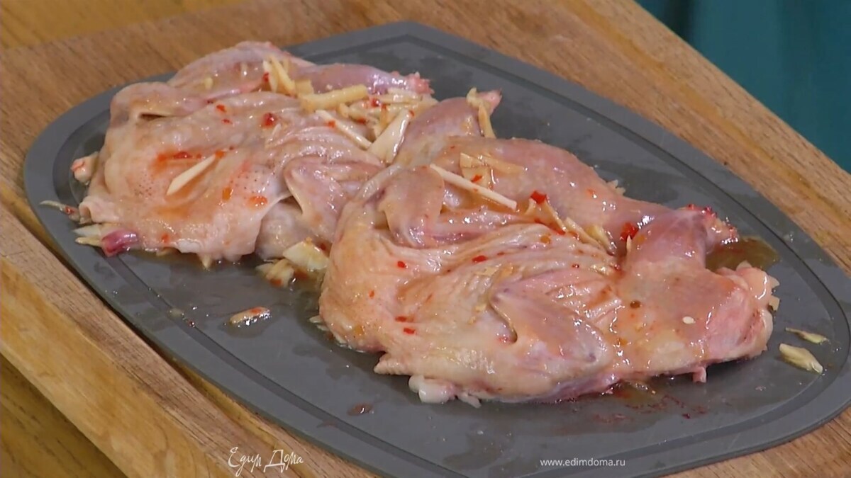 Тушки перепелок, вырезав хребет, распластать и смазать со всех сторон маринадом.