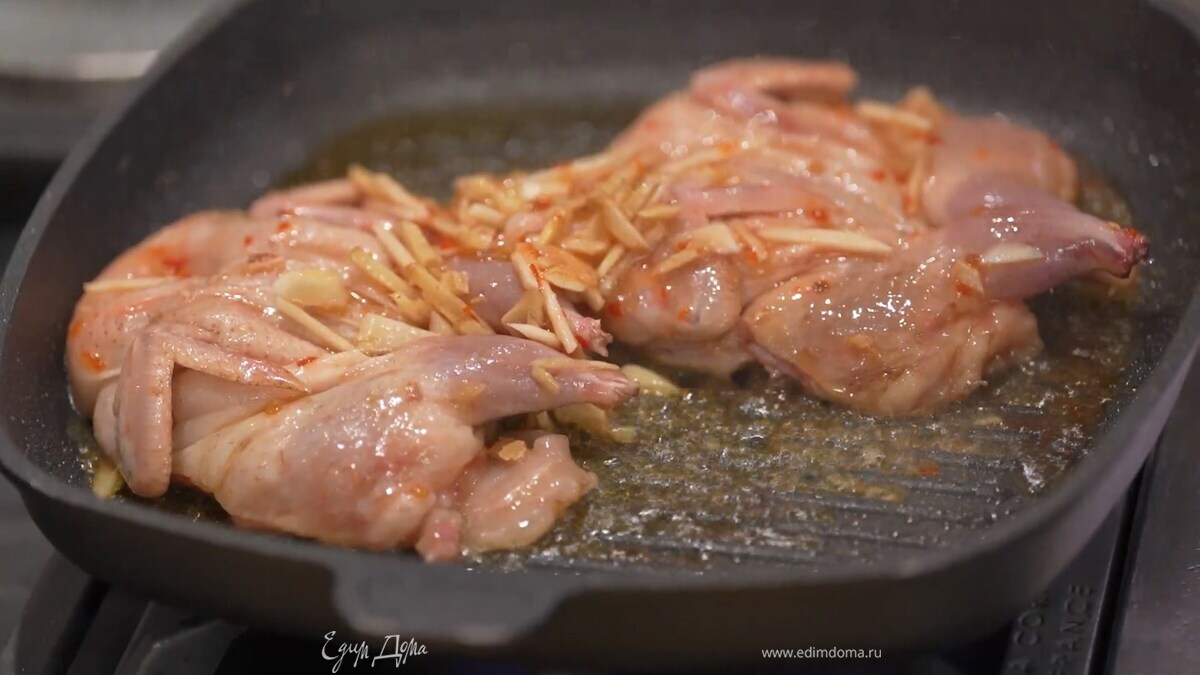 Разогреть в сковороде-гриль растительное масло, выложить перепелок, полить соевым соусом и обжаривать по 8–10 минут с каждой стороны под крышкой.