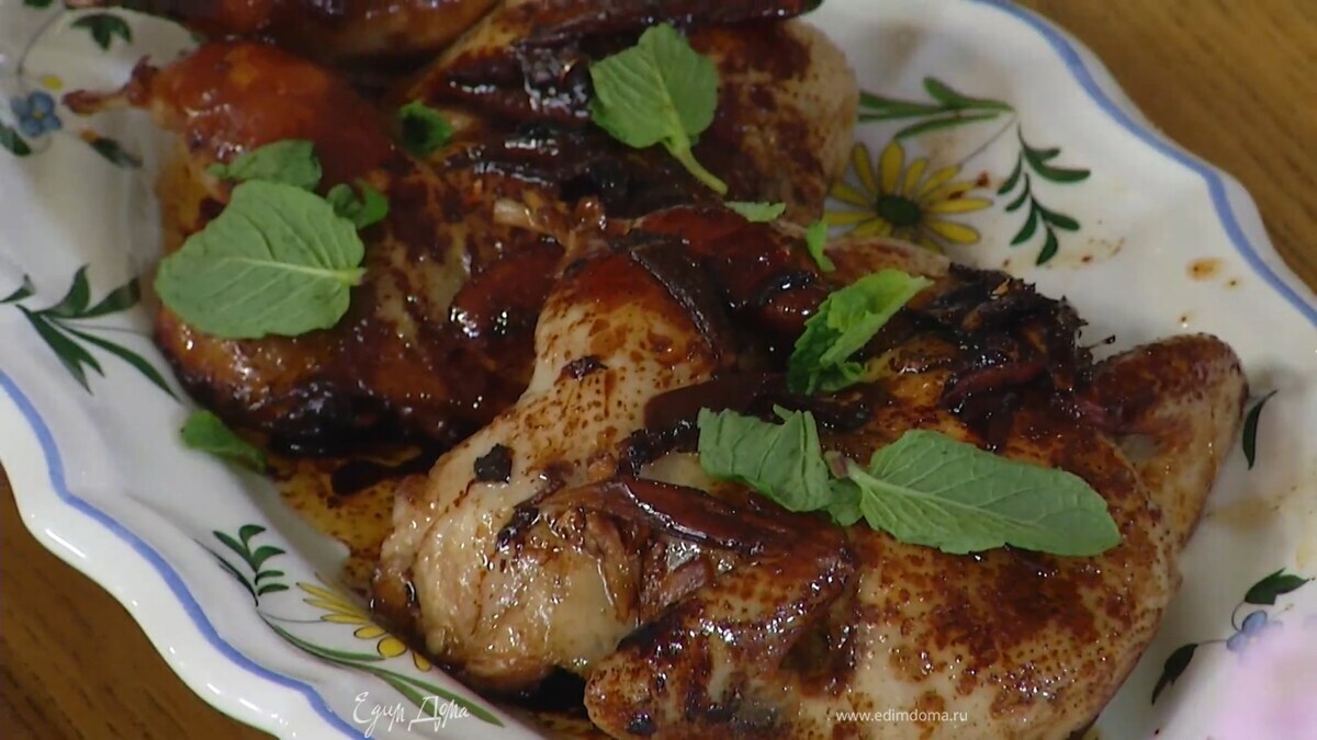 Готовых перепелок посыпать порванной руками мятой.