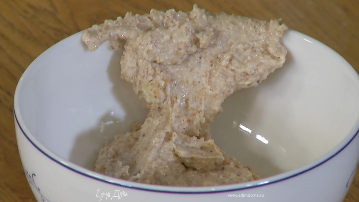 Миндаль измельчить в блендере в мелкую крошку, всыпать сахар и измельчить еще немного, затем добавить предварительно размягченное сливочное масло и взбить все в однородную массу.