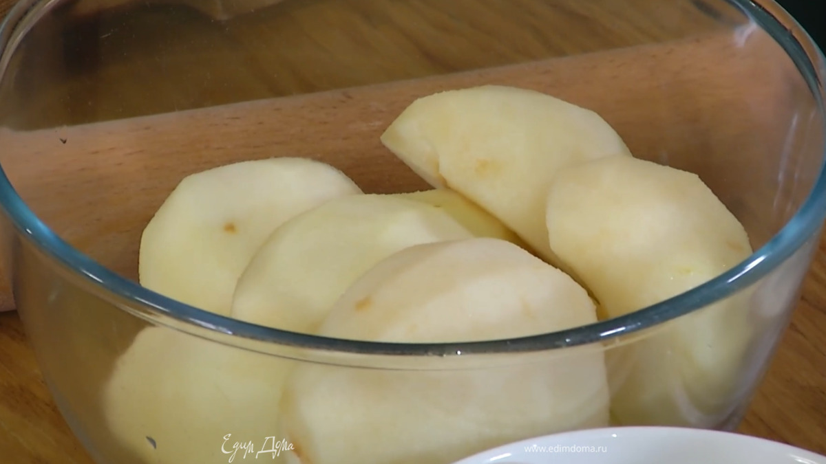 Груши разрезать пополам и, удалив сердцевину, очистить от кожуры.