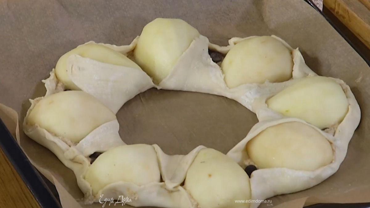Убрав пиалу, бывшее под ней несмазанное тесто разрезать на 8 треугольников с острой вершиной в центре и завернуть каждый треугольник острым концом между грушами.